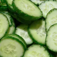 Tak hanya bermanfaat bagi kesehatan, mengonsumsi timun juga bisa membuatmu awet muda.