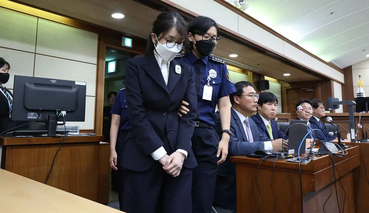 Mantan Ibu Negara Korea Selatan, Kim Keon Hee (tengah) saat tiba untuk menjalani sidang perdana kasus dugaan korupsi di Pengadilan Distrik Pusat Seoul pada 24 September 2025. (Chung Sung-Jun/POOL/AFP)