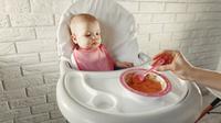 Ilustrasi bayi sedang makan MPASI / Freepik by prostooleh