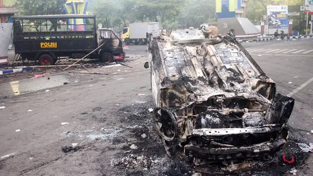 Foto: Bangkai Mobil Terbakar Jadi Saksi Bisu Tragedi Mengerikan di Kanjuruhan Malang