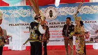 Majelis Adat Dayak Nasional (MADN) memberikan gelar Warga Kehormatan Dayak Nasional kepada pemilik PT Kayan Hydro Energy (KHE), Tjandra Limanjaya. (dok: Maul)