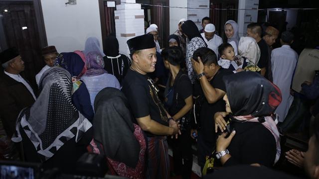 7 Momen Tahlilan Mendiang Lina, Sule Tak Kuasa Tahan Tangis