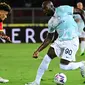 Tak membutuhkan waktu lama, Inter pun berhasil unggul atas Lecce di menit kedua. Romelu Lukaku berhasil menjebol gawang Lecce dengan sundulan dari umpan Matteo Darmian. (AFP/Veicenzo Pinto)