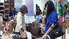 Dalam pameran yang digelar di Pusat Kerajinan UKM Smesco, Jaksel, Anda bisa mendapatkan tas-tas bergayak etnik atau elegan, berbagai pilihan batik, serta aneka jenis perhiasan kalung berikut anting.