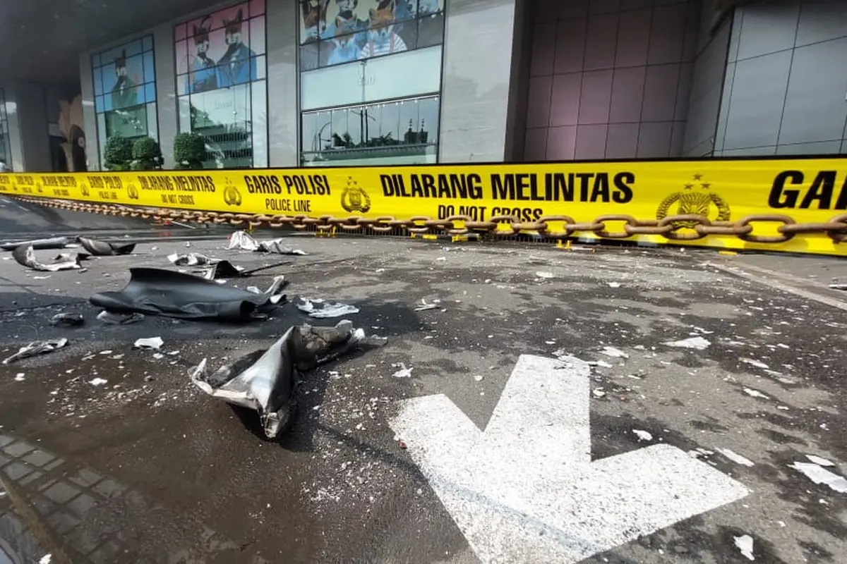 Tim Labfor Polda Jatim olah TKP kebakaran Tunjungan Plaza Surabaya. (Dian Kurniawan/Liputan6.com)