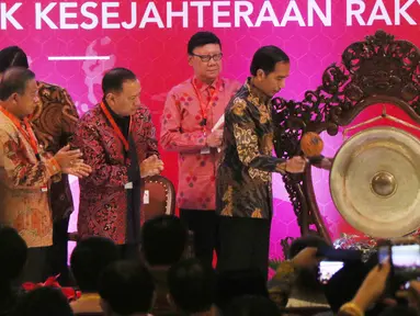 Presiden Joko Widodo memukul gong saat membuka Rapat Koordinasi Nasional Pengendalian Inflasi Tahun 2017 yang dihadiri 14 menteri kabinet, Gubernur, Walikota, dan Bupati se-Indonesia di Hotel Sahid, Jakarta, Kamis (27/7). (Liputan6.com/Angga Yuniar)