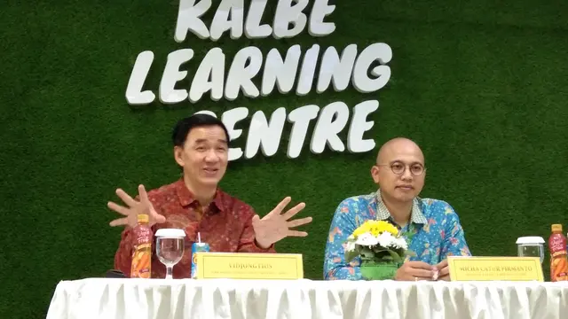 Presiden Direktur PT Kalbe Farma Vidjongtius (kiri) mengatakan bahwa pendidikan bagi calon karyawan yang akan terjun ke industri farmasi sangat penting