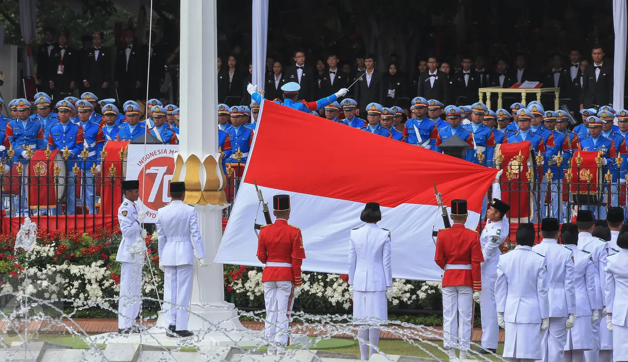 <p>Anggota Pasukan Pengibar Bendera (Paskibraka) melakukan upacara penaikan bendera Merah Putih dalam rangka Upacara Peringatan Detik-detik Proklamasi 17 Agustus di halaman Istana Merdeka, Jakarta, Senin (17/8/2015). (Liputan6.com/Faizal Fanani)</p>