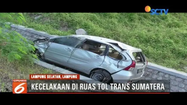 Diduga mengalami pecah ban, mobil ber-plat B terjun ke jurang di jalan Tol Trans Sumatra, di Lampung. Dua orang tewas dalam kejadian tersebut.