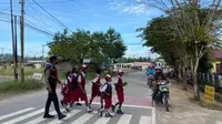 Masuki Jam Rawan, Personel Ditsamapta Polda Kaltara Bantu Anak Sekolah Menyebrang Jalan