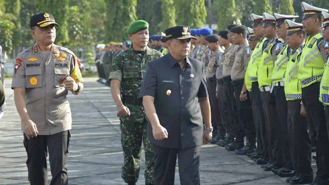 Kapolda Riau Irjen Widodo Eko Prihastopo mengecek barisan apel Operasi Ketupat Muara Takus di halaman Kantor Gubernur Riau.