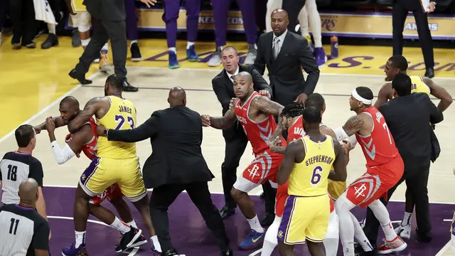 Bahu hantam warnai debut LeBron James di Staples Center pada lanjutan NBA 2018-2019