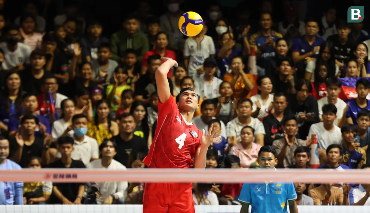 <p>Pemain Timnas Bola Voli putra Indonesia, Hendra Kurniawan,&nbsp;melakukan pukulan sajian utama ke arah&nbsp;timnas Bola Voli putra Kamboja dalam pertandingan final Bola Voli Putra SEA Games 2023 di Phnom Penh, Kamboja, Senin (8/5/2023). (Bola.com/Abdul Azis)</p>