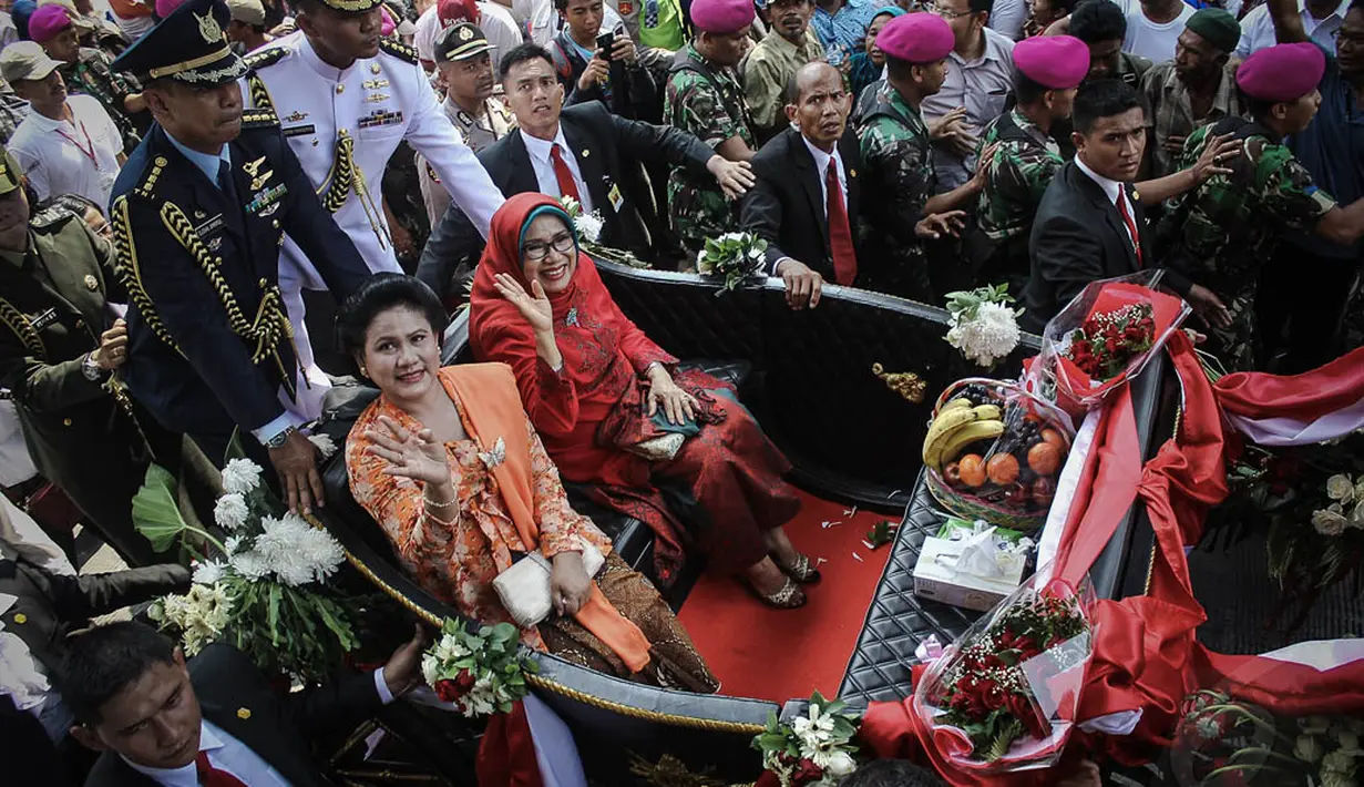 Di belakang Jokowi-JK, sebuah kereta kencana mengiringi dengan mengangkut Ibu Negara, Iriana Widodo, dan istri Wakil Presiden, Mufidah Kalla, Jakarta, (20/10/14). (Liputan6.com/Faizal Fanani) 