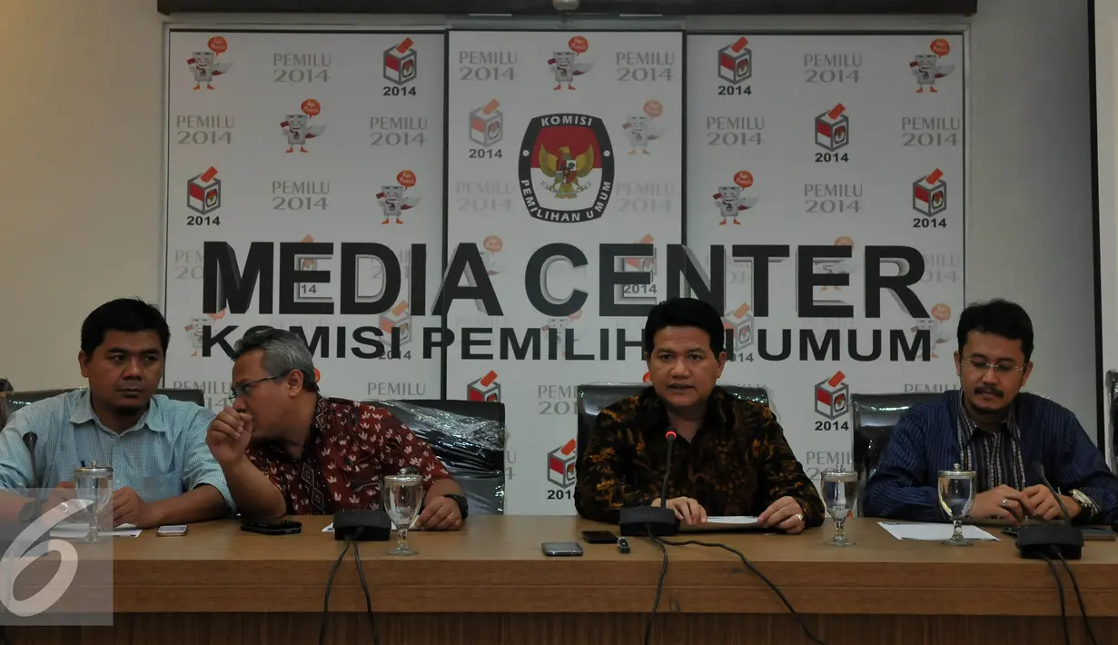 Ketua KPU, Husni Kamil Malik (kedua kanan) saat launching Daftar Pemilih Sementara (DPS) secara online di Media Center KPU, Jakarta, Kamis (9/10/2015). KPU mengumumkan DPS secara online sebagai upaya transparansi Pemilu. (Liputan6.com/Johan Tallo)