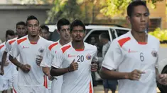 Jelang berlaga di SCM Cup 2015, Persija Jakarta memulai sesi latihan ringan di halaman Hotel Ibis Padang, Sabtu (17/1/2015). (Liputan6.com/Johan Tallo)