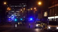 Pihak kepolisian Manchester berjaga-jaga setelah peristiwa ledakan bom saat konser Ariana Grande di Manchester Arena, Manchester, Senin (22/5/2017). (AFP/Paul Ellis)