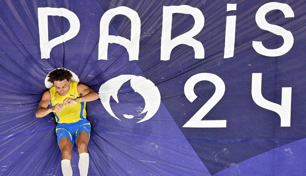 Atlet Swedia, Armand Duplantis saat bertanding dalam final cabang olahraga lompat galah Olimpiade Paris 2024 di Stade de France, Paris, Prancis, Senin (05/08/2024) waktu setempat. (AFP/Antonin Thuillier)