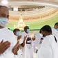 Umat muslim memakai masker untuk membantu menghentikan penyebaran virus corona COVID-19 saat berdoa di depan Al Safaa di Masjidil Haram, Makkah, Arab Saudi, Minggu (30/5/2021). (AP Photo/Amr Nabil)