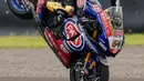 Pembalap Pata Yamaha Toprak Razgatlioglu melakukan selebrasi usai Race 1 WSBK Mandalika 2021 di Pertamina Mandalika International Street Circuit, Lombok, Nusa Tenggara Barat, Minggu (21/11/2021). (BAY ISMOYO/AFP)