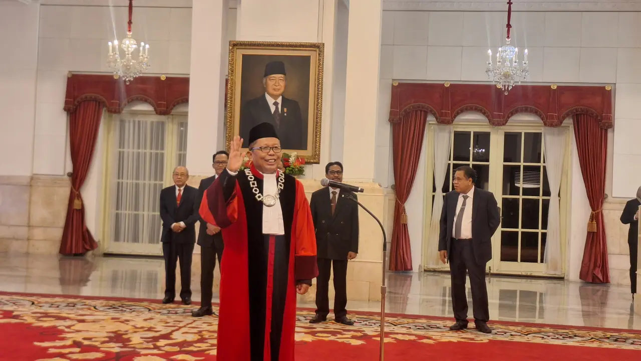 Presiden Joko Widodo atau Jokowi menyaksikan pengucapan sumpah dan janji Arsul Sani sebagai Hakim Mahkamah Konstitusi (MK) RI di Istana Negara, Jakarta, Kamis (18/1/2024).