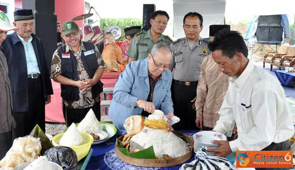 Citizen6, Boyolali: Pemotongan tumpeng oleh Ketua Umum YPI Al-Azhar, Hariri Hadi. (Pengirim: Widya)