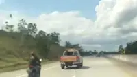 Maling Sepeda Motor Nekat Terobos Jalan Tol Balikpapan-Samarinda