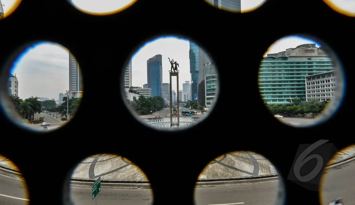 Sejumlah kendaraan saat melintas di kawasan Bundaran HI, Jakarta, Jumat (3/4/2015).  Kondisi jalanan lengang disebabkan libur panjang yang bertepatan libur paskah dan banyaknya masyarakat Jakarta yang berlibur ke luar kota. (Liputan6.com/ Faizal Fanani)
