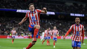 Pemain depan Atletico Madrid asal Argentina #19 Julian Alvarez (kiri) merayakan gol pertamanya setelah mengeksekusi penalti dalam pertandingan sepak bola Liga Spanyol antara Real Madrid&nbsp;vs Club Atletico Madrid di Stadion Santiago Bernabeu pada Minggu, 9 Februari 2025 dini hari WIB. (Thomas COEX / AFP)