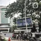 Sejumlah awak media menunggu di depan Gedung Mina Bahari KKP, Jakarta, Rabu (25/11/2020). Menteri Edhy Prabowo beserta istri dan pegawai KKP ditangkap oleh penyidik KPK saat kembali dari Honolulu, Hawai, AS terkait kasus dugaan korupsi perizinan ekspor benih lobster. (merdeka.com/Iqbal S. Nugroho)