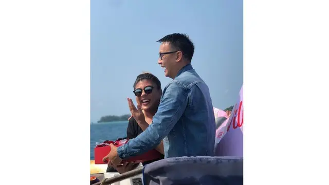 6 Momen Mesra Regina Ivanova dan Kekasih, Dilamar Di atas Speed Boat Polisi