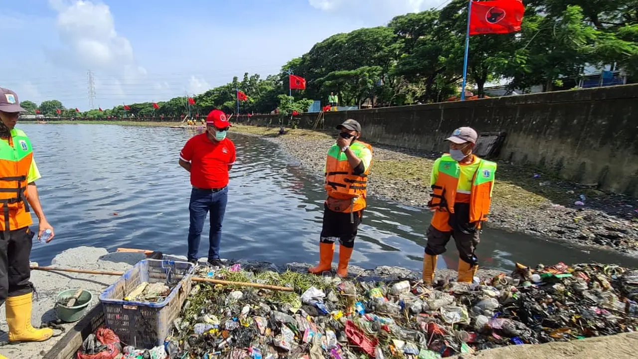 Sekjen PDIP Hasto Kristiyanto meninjau program bersih-bersih di Waduk Cincin, Jakarta Utara