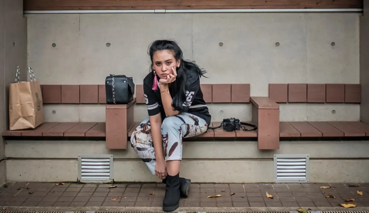 Wanita 30 tahun ini memang bisa bergaya tomboi dan bisa juga jadi feminin. Saat berkunjung di Tokyo, ia tampil casual dengan baju hitam dan celana jeans. Anting merah jambunya, menunjukkan sisi feminin dari Ayushita. (Liputan6.com/IG/@ayushita)
