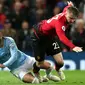 Gelandang Manchester City, Ilkay Gundogan berebut bola dengan pemain Manchester United, Luke Shaw dalam laga lanjutan Liga Inggris di Stadion Old Trafford, Rabu (24/4). Laga Man United vs Man City berakhir dengan kemenangan 2-0 untuk tim asuhan Josep Guardiola. (AP/Jon Super)