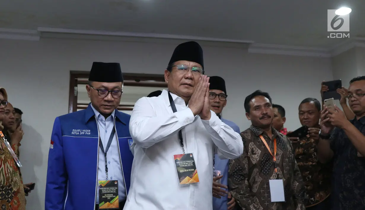 Bakal Capres Pemilu 2019, Prabowo Subianto saat masuk ruang pendaftaran dan penyerahan syarat pencalonan di Gedung KPU, Jakarta, Jumat (10/8). Prabowo Subianto berpasangan dengan Sandiaga Uno pada Pemilu 2019. (Liputan6.com/Helmi Fithriansyah)