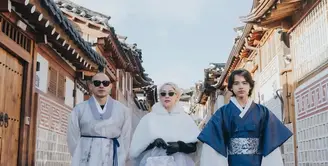 Bunga Citra Lestari mengunjungi Korea Selatan untuk berlibur bersama suaminya, Tiko dan putranya, Noah. Mereka pun menyempatkan diri untuk mengenakan hanbok yang jadi pakaian tradisional Korea. [@itsmebcl]
