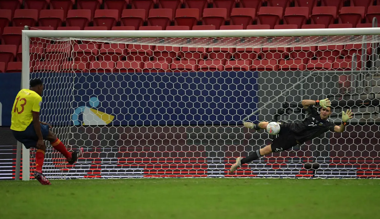 Emiliano Martinez menjadi pahlawan dengan memblok bola hasil tendangan tiga eksekutor penalti Kolombia yakni Davinson Sanchez, Yerry Mina, dan Edwin Cardona. (Foto: AFP/Nelson Almeida)
