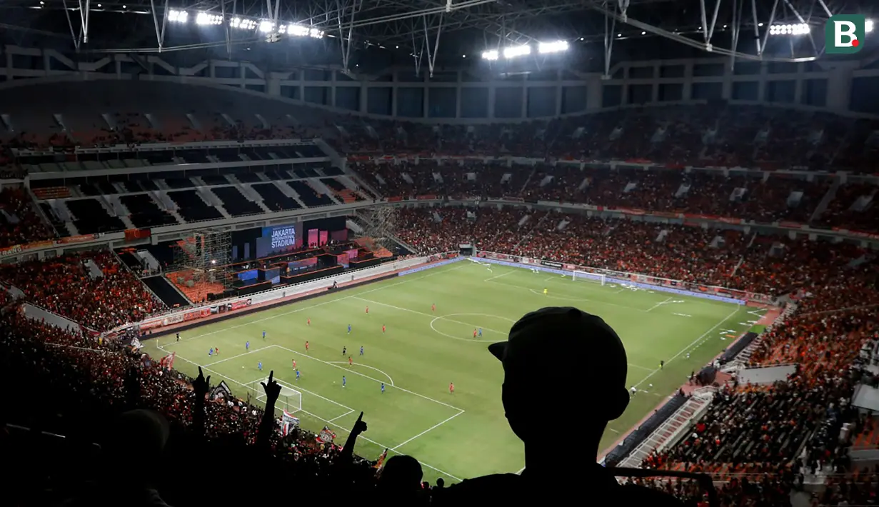 <p>Suasana pertandingan dari atas tribun penonton saat laga persahabatan antara Persija Jakarta menghadapi Chonburi FC dalam rangka Grand Launching Jakarta International Stadium (JIS), Minggu (24/7/2022). (Bola.com/M Iqbal Ichsan)</p>