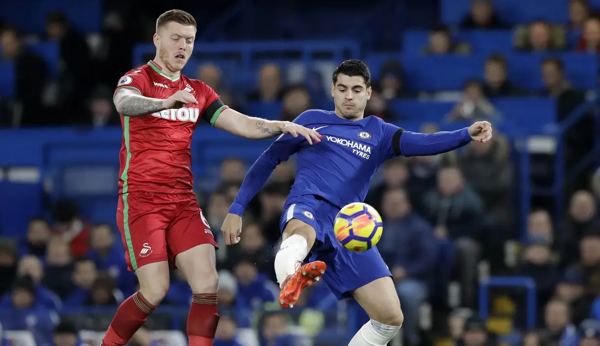 Striker Chelsea, Alvaro Morata, mengontrol bola saat menghindari bek Swansea, Alfie Mawson, pada laga Premier League di Stadion Stamford Bridge, London, Rabu (29/11/2017). Chelsea menang 1-0 atas Swansea. (AP/Matt Dunham)