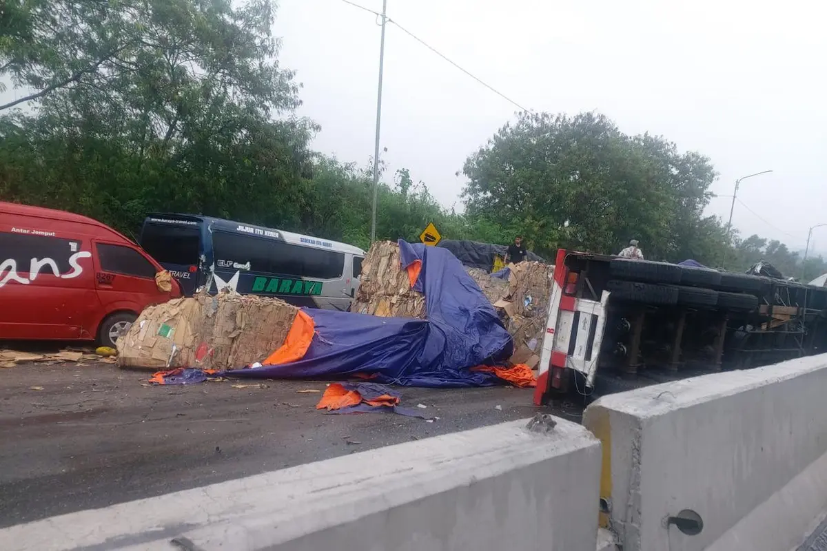 Terjadi kecelakaan melibatkan sebuah truk pengangkut kardus di Km 92 ruas Tol Cipularang arah Jakarta pada Senin, 11 November 2024 pukul 15.15 WIB. (Dok Jasa Marga)