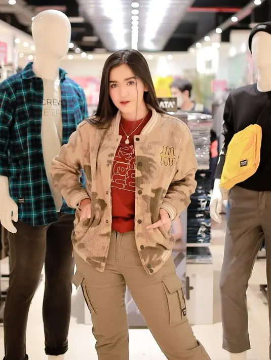 Irma Barbie juga seorang model yang sempat meraih beragam penghargaan di dunia modeling. (FOTO: instagram.com/irmabarbie__/)