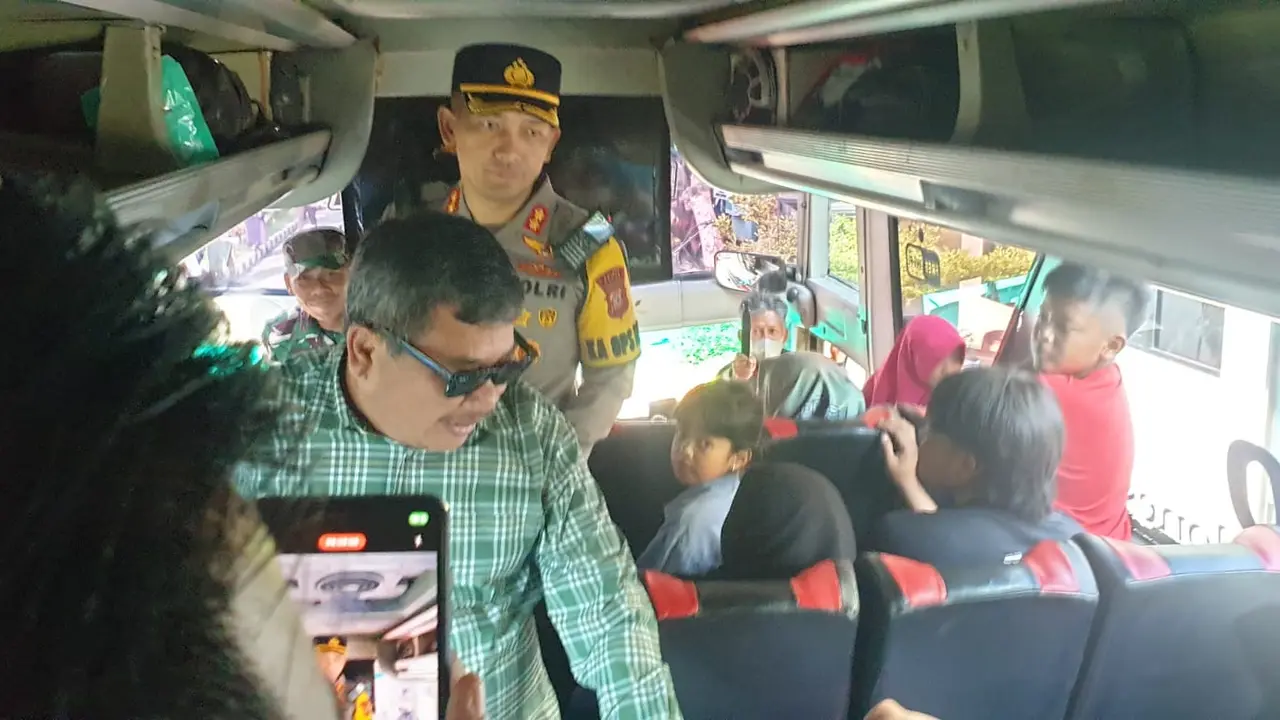 Kapolres Garut AKBP Rio Wahyu Anggoro mendampingi Bupati Garut Rudy Gunawan, disela-sela pengecekan penumpang mudik gratis presisi Polres Garut 2023. (Liputan6.com/Jayadi Supriadin)