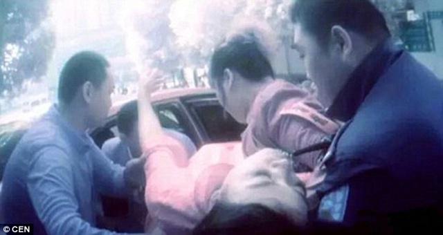 Pengantin wanita yang terjatuh saat dilempar ke udara | Photo: Copyright dailymail.co.uk 