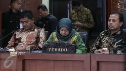Ketua KPU DKI, Sumarno (kanan) saat menghadiri sidang pembacaan sembilan putusan di Jakarta, Jumat (7/4). (Liputan6.com/Faizal Fanani)