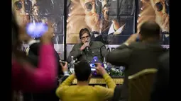 Aktor senior Bollywood, Amitabh Bachchan saat konferensi pers acara promosi film terbarunya "Shamitabh" di London, Selasa (27/1/2015). (AFP PHOTO/Justin TALLIS)