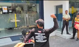 Massa AMPB lempari Bank Mandiri pakai telur busuk