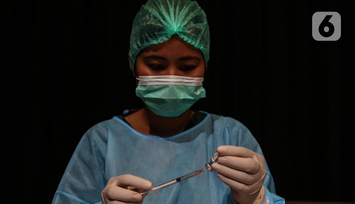 Tenaga medis menyiapkan vaksin Sinophram untuk Karyawan Emtek Grup di Hall SCTV Tower, Jakarta, Jumat (4/6/2021). Emtek Grup berharap kegiatan vaksinasi ini dapat mendukung pemerintah dalam menciptakan kekebalan komunal (herd immunity). (Liputan6.com/Johan Tallo)