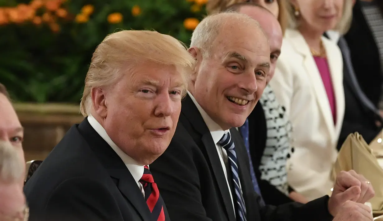 Presiden AS Donald Trump (kiri) dan delegasinya menerima jamuan makan siang PM Singapura Lee Hsien Loong di Istana Negara Singapura, Senin (11/6). Donald Trump dan Pemimpin Korea Utara Kim Jong-un akan bertemu pada 12 Juni 2018. (SAUL LOEB/AFP)