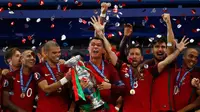 Portugal keluar sebagai juara Piala Eropa 2016 usai mengalahkan Prancis 1-0 di di Stade de France, Senin (11/7). Gol semata wayang Eder di babak perpanjangan waktu menjadi penentu kemenangan Portugal. (REUTERS)