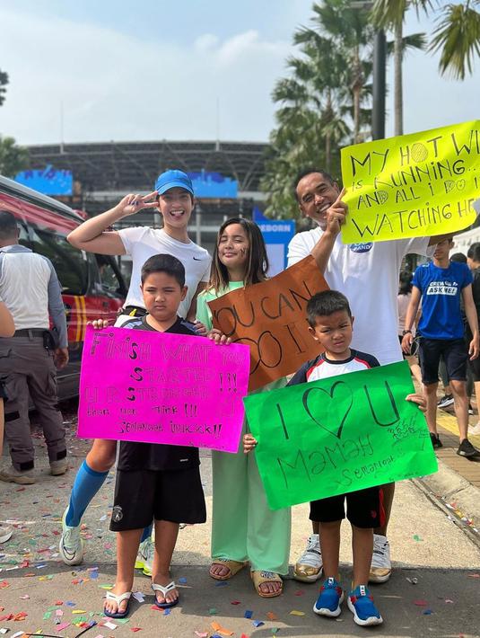 Meski begitu, suami serta ketiga anaknya terus memberikan semangat. Bahkan, keluarganya turut hadir saat ia mengikuti Jakarta Marathon half marathon 21k. (Liputan6.com/IG/@ramadhaniabakrie)